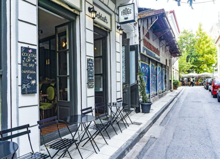 tables and chairs outside establishment a02d945eec4380a0c09cb8c35e5f00ff 2000 1024x682